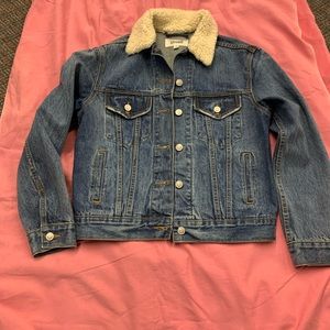 Unveil medium wash, jean jacket with faux fur collar